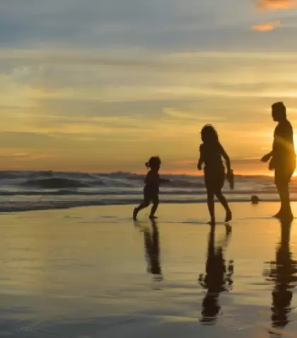 El litoral peruano ofrece playas ideales para disfrutar el verano en familia con ni�os.
