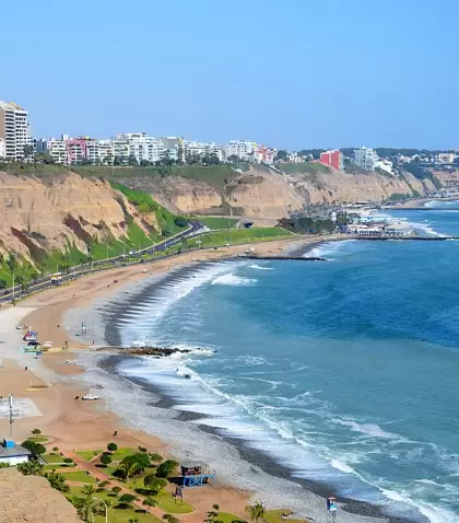 Vista panor�mica del Malec�n de Miraflores, con los acantilados cayendo hacia el Pac�fico