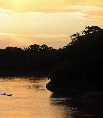 Vista del r�o en Tambopata, uno de los principales accesos naturales a la Reserva Nacional Tambopata y eje del turismo en la Amazon�a peruana.