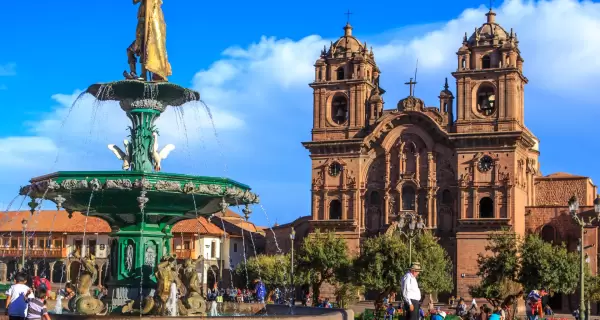 Vista de la Plaza de Armas de Cusco, punto central del Centro Hist�rico y epicentro de la vida cultural y tur�stica de la ciudad.