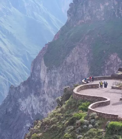 Vista panor�mica del Mirador Cruz del C�ndor con vista amplia del Ca��n del Colca.