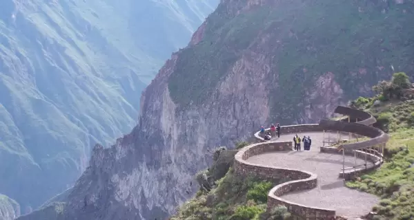 Vista panor�mica del Mirador Cruz del C�ndor con vista amplia del Ca��n del Colca.