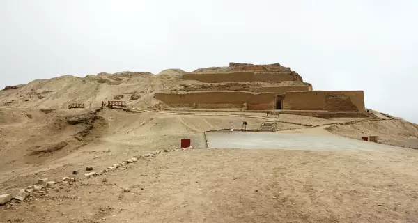 Templo del Sol en el Santuario de Pachac�mac, entre su caracter�stico paisaje des�rtico