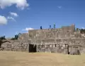 Vista de Vilcashuam�n en la sierra sur de Per�, donde las construcciones incas se integran al paisaje andino y reflejan su importancia hist�rica.