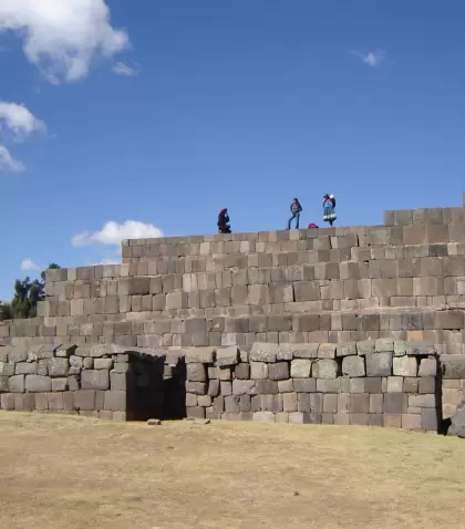 Vista de Vilcashuam�n en la sierra sur de Per�, donde las construcciones incas se integran al paisaje andino y reflejan su importancia hist�rica.
