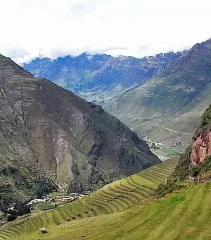 El Valle Sagrado de los Incas con terrazas agr�colas y monta�as andinas.