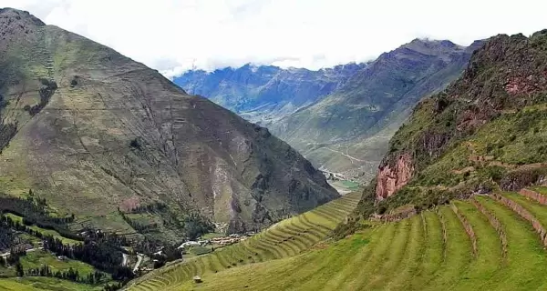 El Valle Sagrado de los Incas con terrazas agr�colas y monta�as andinas.
