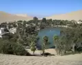 El oasis de Huacachina, rodeado de dunas y palmeras en pleno desierto ique�o.