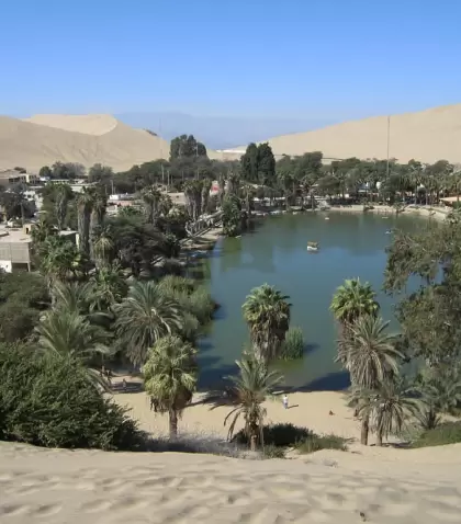 El oasis de Huacachina, rodeado de dunas y palmeras en pleno desierto ique�o.