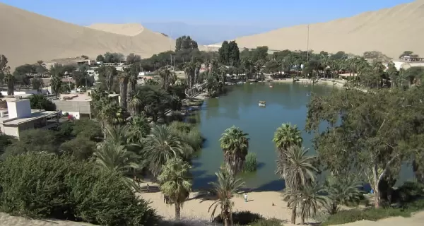 El oasis de Huacachina, rodeado de dunas y palmeras en pleno desierto ique�o.