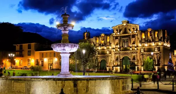 La Plaza de Armas de Cajamarca, escenario hist�rico del encuentro entre Atahualpa y Pizarro en 1532.