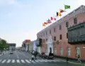 Centro hist�rico de Trujillo con las tradicionales casonas coloniales coloridas.