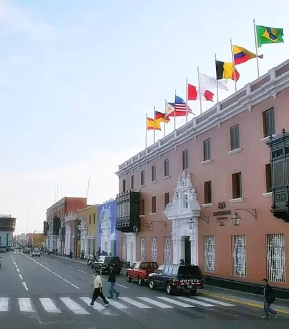 Centro hist�rico de Trujillo con las tradicionales casonas coloniales coloridas.