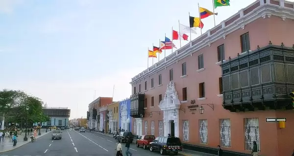 Centro hist�rico de Trujillo con las tradicionales casonas coloniales coloridas.