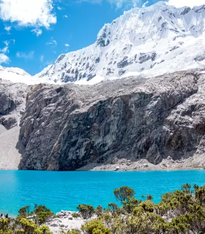 Vista panor�mica de la Laguna 69 con aguas turquesa y nevados de la Cordillera Blanca al fondo.