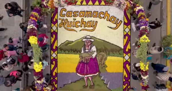 Las caracter�sticas alfombras florales en la Semana Santa de Tarma, Per�