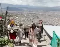 Representaci�n del Via Crucis durante Semana Santa con actores y fieles recorriendo las calles de Ayacucho, Per�.