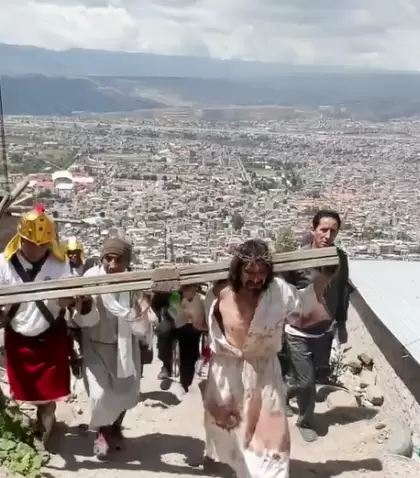 Representaci�n del Via Crucis durante Semana Santa con actores y fieles recorriendo las calles de Ayacucho, Per�.