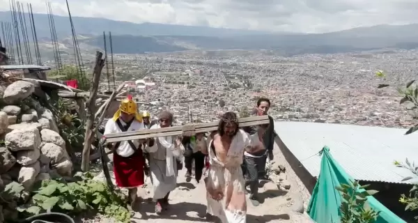 Representaci�n del Via Crucis durante Semana Santa con actores y fieles recorriendo las calles de Ayacucho, Per�.