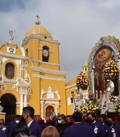 Procesi�n de Semana Santa recorriendo el centro hist�rico de Trujillo