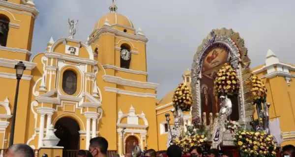 Procesi�n de Semana Santa recorriendo el centro hist�rico de Trujillo