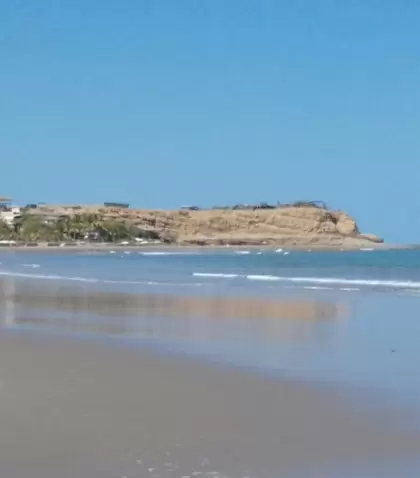 Vista panor�mica de la Costa Norte peruana, con arena amplia y mar c�lido.