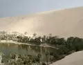 Vista panor�mica del oasis de Huacachina rodeado por dunas.