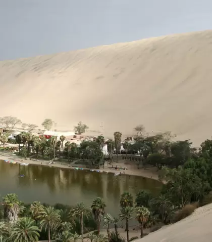Vista panor�mica del oasis de Huacachina rodeado por dunas.