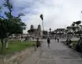 Plaza de Armas en Cajamarca, Per�, con la catedral colonial al fondo.