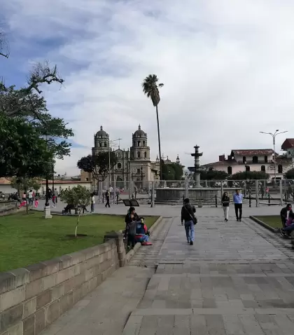 Plaza de Armas en Cajamarca, Per�, con la catedral colonial al fondo.