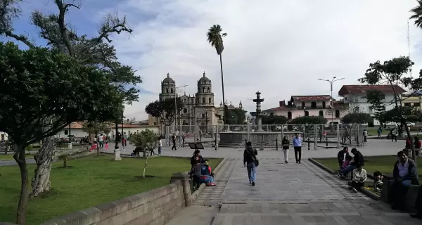 Plaza de Armas en Cajamarca, Per�, con la catedral colonial al fondo.