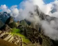 Panor�mica de Machu Picchu con monta�as verdes y nubes bajas en temporada de transici�n.