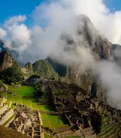 Panor�mica de Machu Picchu con monta�as verdes y nubes bajas en temporada de transici�n.