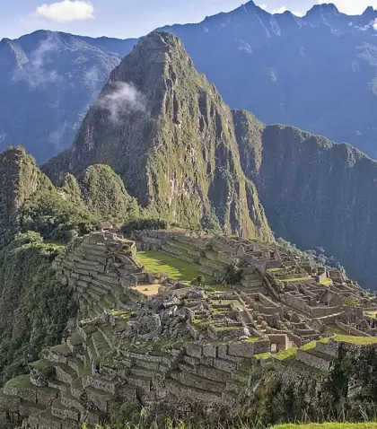 La hora lo cambia todo: luz, gente y ritmo en Machu Picchu.