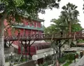 De noche, la luz tenue y el movimiento le dan otro aire al Puente de los Suspiros, uno de los rincones emblem�ticos de Barranco.