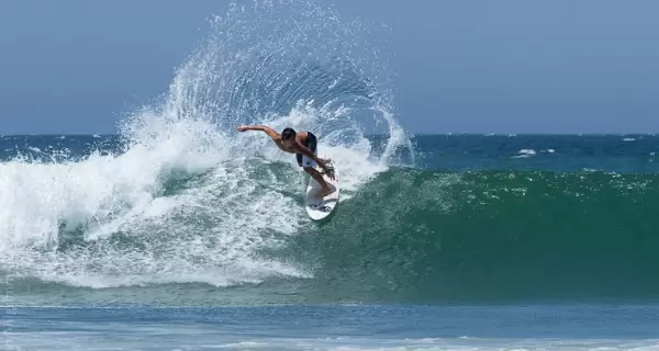 En M�ncora, el mar de abril ofrece olas m�s tranquilas y menos gente en el agua.