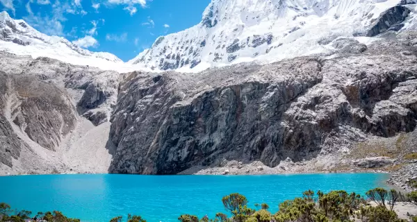 Vista panor�mica de Laguna 69 con monta�as nevadas.