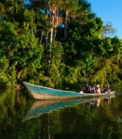 En el Amazonas, abril muestra su mejor cara: selva inundada, r�os crecidos y otra forma de explorar.