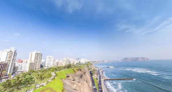 Malec�n de Miraflores con vista al mar