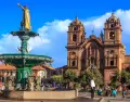 Vista de la Plaza de Armas de Cusco con turistas y arquitectura colonial.