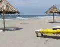 Playa amplia y poco concurrida en Vichayito con mar calmo.