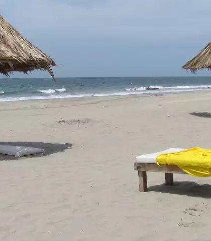 Playa amplia y poco concurrida en Vichayito con mar calmo.