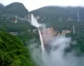 Catarata de Gocta con vegetaci�n verde intensa en temporada de lluvias.