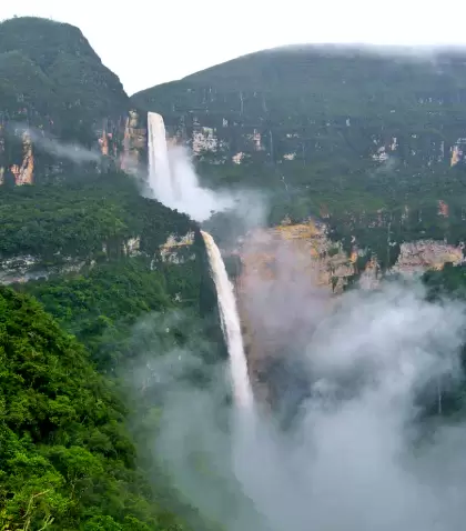 Catarata de Gocta con vegetaci�n verde intensa en temporada de lluvias.