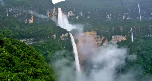 Catarata de Gocta con vegetaci�n verde intensa en temporada de lluvias.