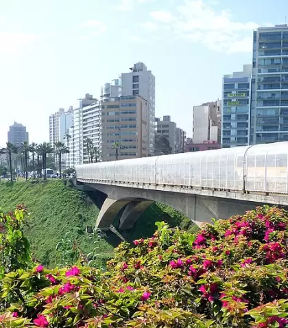 Vista de Miraflores con edificios, parques y cercan�a al mar.