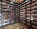 Interior del Museo Larco con vitrinas de cer�mica precolombina.