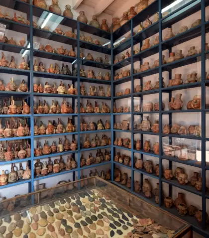 Interior del Museo Larco con vitrinas de cer�mica precolombina.