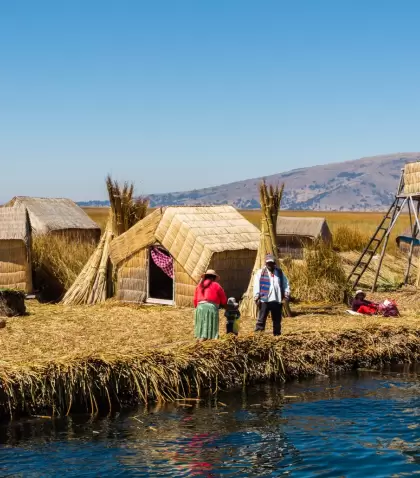 Islas flotantes de los Uros en el Lago Titicaca: m�s agua, colores intensos y calma.