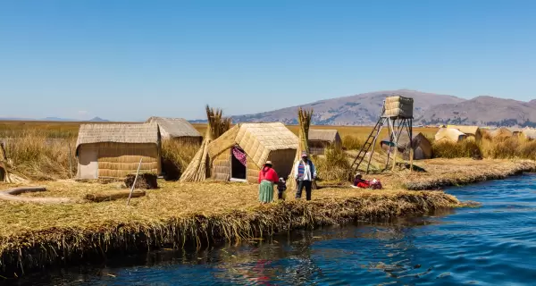 Islas flotantes de los Uros en el Lago Titicaca: m�s agua, colores intensos y calma.